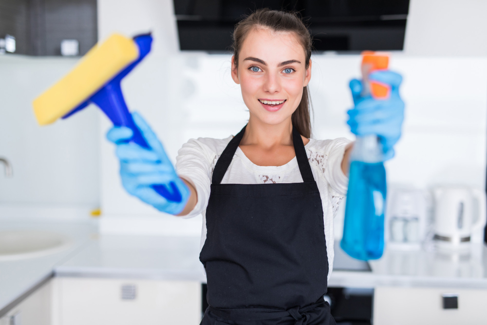 Beneficiile externalizării serviciilor de curățenie pentru afacerea ta